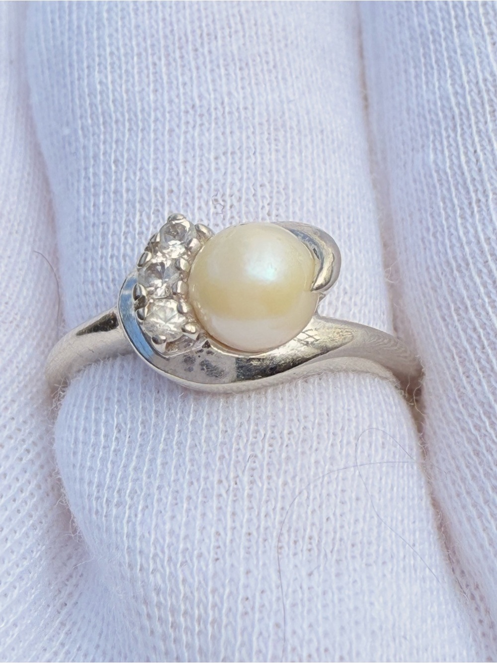 Vintage 10K White Gold Cultured Pearl & Diamond Bypass Ring - Size 7.5